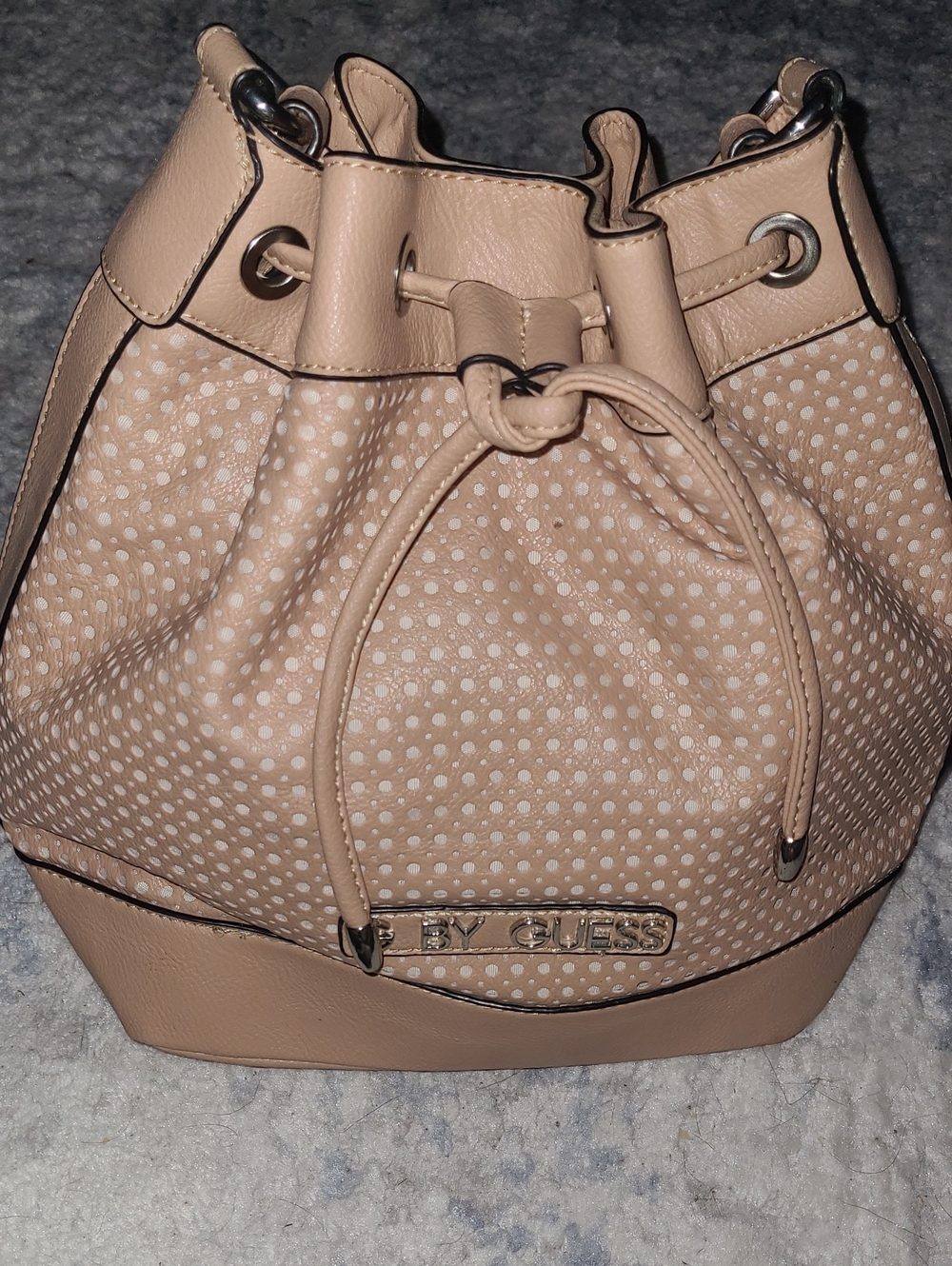 NWOT G by GUESS Beige Drawstring Bucket Bag 👜👛